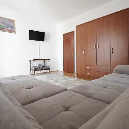 Apartments Voric 招待所