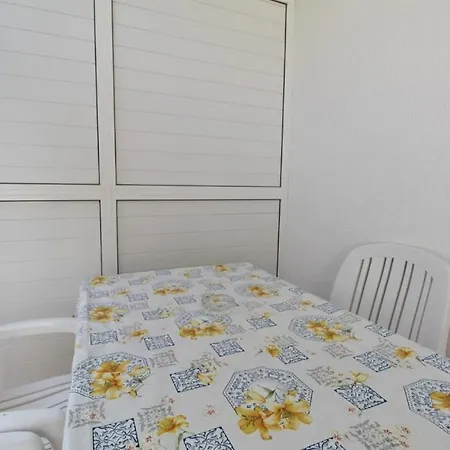 Apartments Voric 招待所 *